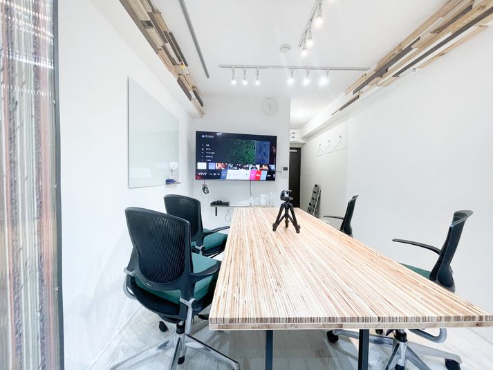 新宿駅すぐ　動画撮影・貸し会議室 - プラスペ新宿西口　鑑賞会/動画配信/会議/オフ会