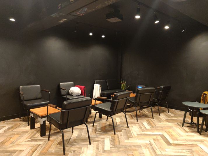 スペースの内観。壁は黒板 - レンタルスペース：Cafe LA カフェスペースの室内の写真