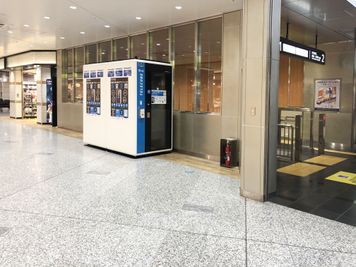 【テレキューブ】JR西日本 新大阪駅改在来線改札内。視線と音を遮る、プライベートな集中環境。(104-02) - テレキューブ JR西日本　新大阪駅在来線改札内