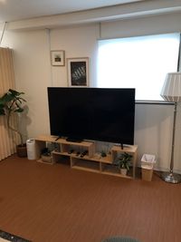 65型の大型テレビをご用意しています。VODも視聴可能です。 - RIVERSUITES 多目的スペース【3階】の室内の写真