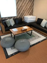 モダンな雰囲気のソファーはソファーベッドにもなります。 - RIVERSUITES 多目的スペース【3階】の室内の写真