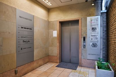 地上エレベータで5Fまでお越しください。 - Daimyo6 スーペリアルーム501の入口の写真