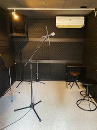 ボーカルマイクは常設です。テーブルもございますので、デスクワークのみのご利用も大歓迎です。 - Studio AiDE A Boothの室内の写真