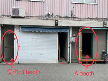左の扉が事務所入り口です。A Boothは右の入り口です。 - Studio AiDE A Boothの外観の写真