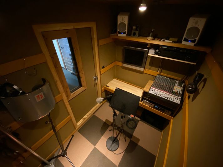 1×2平米程のボーカルブースを楽器、ボーカル個人練習用としてご利用頂けます。搬入は階段のみになりますので、楽器持ち込みをご希望の際は事前にご相談ください。 - Studio AiDE B Boothの室内の写真
