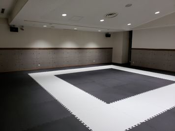 鏡無し&運動マットですので、特にスポーツに向いてます☆ - レンタルスタジオBigTree  	和泉和気店Aルーム　 和泉和気店　Aルーム　 の室内の写真