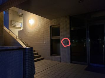 夜間ご利用の方へ
電気のスイッチはこちらです☆ - レンタルスタジオBigTree  	和泉和気店Aルーム　 和泉和気店　Aルーム　 の入口の写真
