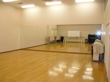 ダンス・バレエやグループでのレッスンに最適です。床は木製・ＰＡ装置も完備・バレエバーもご利用頂けます。 - 北勢堂ヤマハ音楽教室いなべ