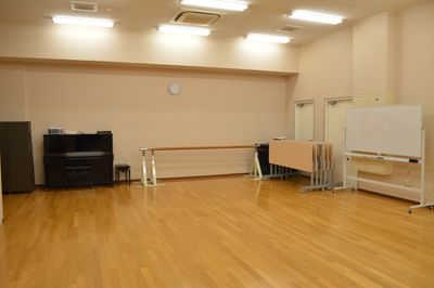 バレエバー・ホワイトボードも完備 - 北勢堂ヤマハ音楽教室いなべ 大ホールの室内の写真