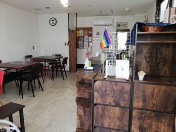 自由に飾り棚をご利用いただけます - カフェ　マテリオライフ 貸切カフェ・飲食店の室内の写真