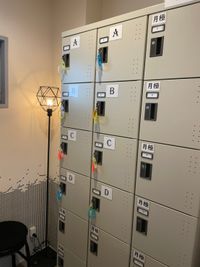 ロッカー無料完備（予約時間内）
Dと表記の2カ所ご準備しております。 - シェアサロン ハコガシ 3F 305号室内 D号室の設備の写真