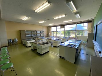 八ヶ岳コモンズ クッキングスタジオ（家庭科教室）の室内の写真