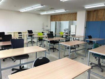 28名まで使用可能。プロジェクター・Wi-Fi完備！お部屋を区切っての利用も可能です！ - キャピタル中山ビル