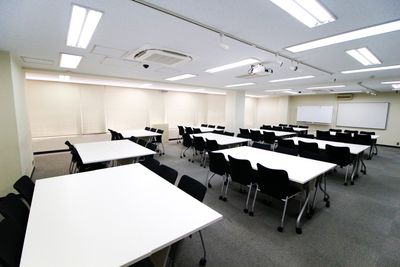 研修に★島型10島　60名(3名がけ)　 - 銀座ユニーク貸会議室　5丁目店 G401 カンファレンスルームの室内の写真