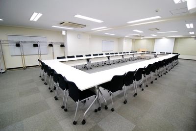 会議に★ロの字型　36名（3名がけ） - 銀座ユニーク貸会議室5丁目店 G301 大会議室の室内の写真
