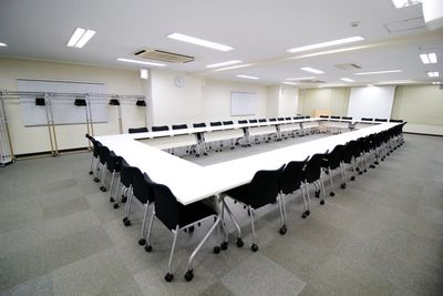 会議に★ロの字型　36名（3名がけ） - 銀座ユニーク5丁目店 G301 大会議室の室内の写真