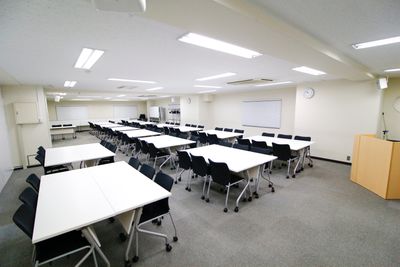 【オススメ】研修に★島型14島　84名（3名がけ） - 銀座ユニーク貸会議室5丁目店 G301 大会議室の室内の写真