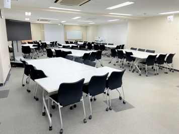 春の研修に★T島型8島　72名（3名がけ） - 銀座ユニーク貸会議室5丁目店 G301 大会議室の室内の写真