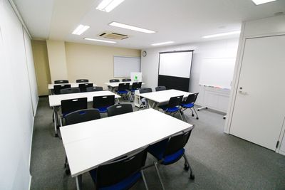 研修に★島型5島　20名(2名がけ) - 銀座ユニーク貸会議室5丁目店 G403 ビジネストレーニングルームの室内の写真