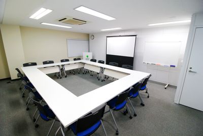 定例会議に★ロの字型　16名(2名がけ) - 銀座ユニーク貸会議室5丁目店 G403 ビジネストレーニングルームの室内の写真