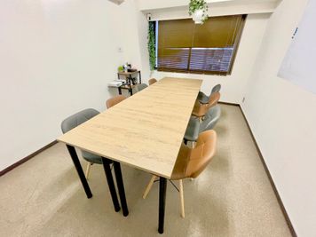新大阪駅の東口10秒のレンタルスペース/会議室【SS新大阪】 WiFi備品全無料貸出の多目的室・ルーム617の室内の写真