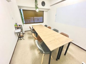 新大阪駅の東口10秒のレンタルスペース/会議室【SS新大阪】 WiFi備品全無料貸出の多目的室・ルーム617の室内の写真