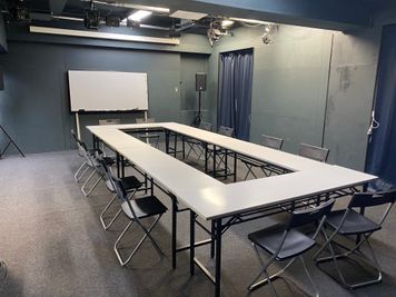 10名前後の会議利用イメージ（ホワイトボードあり、プロジェクターでのプレゼン可） - CLEOスタジオ マルチメディアスペースの室内の写真