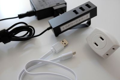 iPhone・Androidともに充電可能な充電ケーブル - 川口駅前とらのワークスペース 川口駅前とらのスペース３０１の設備の写真