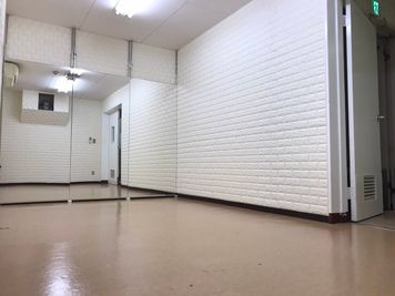 5人くらいのダンス練習に最適 - THビル2階Dルーム 多目的スペース（会議室、ダンス）の室内の写真
