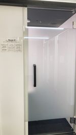 スイッチを押すと、スモークガラスに切り替えできます - TIME SHARING渋谷ワールド宇田川ビル【無料WiFi】 【閉店】1人個室 RoomH（7F）の室内の写真
