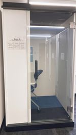 スイッチを押すと、スモークガラスに切り替えできます - TIME SHARING渋谷ワールド宇田川ビル【無料WiFi】 【閉店】1人個室 RoomH（7F）の室内の写真