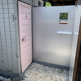 女性用トイレには鏡と棚が設置 - 秘密基地アージット壇子森 プライベートBBQスペースの設備の写真