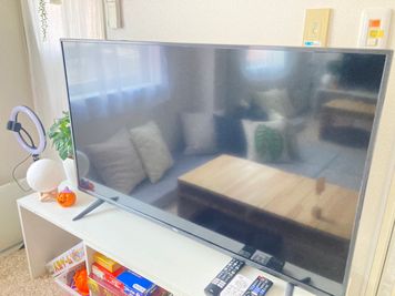 光WiFi完備なので、50型テレビで4k画像もキレイ☆
DVD/Blu-rayプレーヤーも4K対応です。 - 京橋Honoの室内の写真