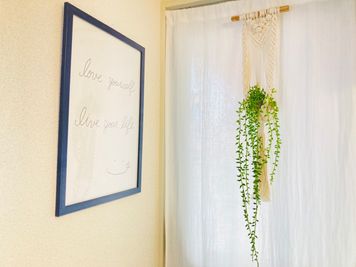 「Love yourself live your life」
大切なひと時を、お過ごしいただけますと幸いです♪ - 京橋Honoの室内の写真