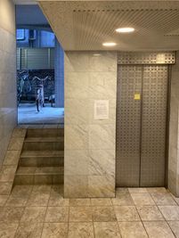１階エレベーターホール - Aventa レンタルサロンの入口の写真