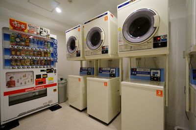 自動販売機とコインランドリー完備 - THE STAY OSAKA コワーキング・多目的スペース３の設備の写真