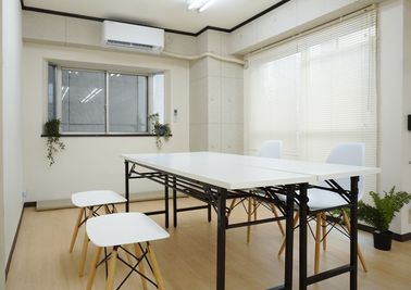 会議テーブル2つあり（4名着席可） - レンタルスタジオ キブラの室内の写真
