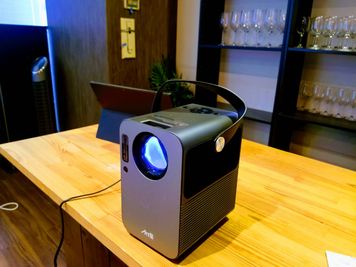 プロジェクター完備 - V-SPACE新宿職安通店 フリースペースの設備の写真