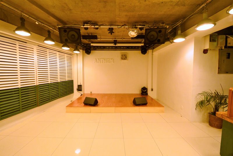 京王井の頭線渋谷駅から徒歩1分、フロア面積40m²のステージ付き会場です。音響・照明設備も整っており、イベント・撮影など多様にご利用頂けます。 - 【ANTHEM】イベント・撮影 撮影・配信に　アクリル板有の室内の写真