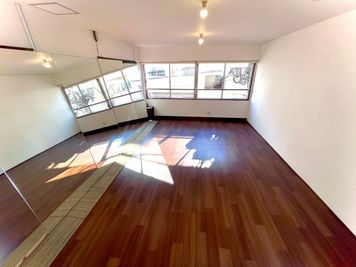 大きな鏡があるので、ダンスやヨガ、ピラティスやトレーニングにお使い頂けます。 - スタジオオンダ東中野301 StudioOnda東中野店 グループレッスンからマンツーマンレッスンまでの利用に最適スタジオの室内の写真