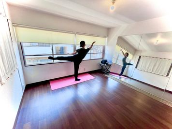 窓際の手すりで、バレエの練習も可能です。 - StudioOnda東中野301/スタジオオンダ東中野301 グループやマンツーマンレッスン、個人利用や定期利用に最適スタジオのその他の写真