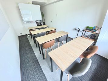 新大阪駅の東口10秒のレンタルスペース/会議室【SS新大阪】 WiFi備品全無料貸出の多目的室・ルーム617の室内の写真