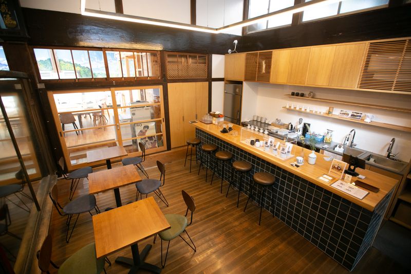 築90年の元銭湯(カフェ側のみ) - レボン快哉湯