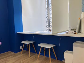 仕切りを上げた状態のカウンターです。
合計4席、各スペース80センチの幅があります。 - アンベール 最新OPT脱毛機で簡単開業の室内の写真