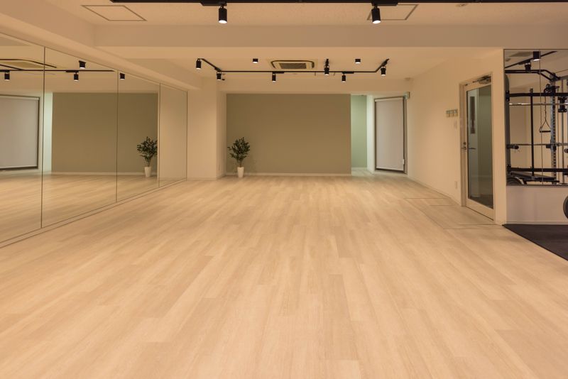 幅6.5m 高さ2.5mの大型鏡を前に8.5m x 5mのダンススペース - ATHLETE Studio レンタルスタジオの室内の写真