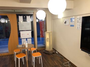 別所温泉製のマコモ和紙で手作りした、龍模様入りのライトスタンドです。24時間店内外を照らしています。 - お休み処＆セルフショップ「しゅうぷろ」 貸切レンタルスペースの室内の写真