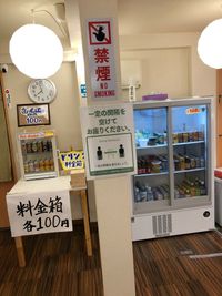 店舗内のショーケースでドリンク類を各１００円でお求めいただけます。冬はホットドリンク、夏はアイスクリームもあります。 - お休み処＆セルフショップ「しゅうぷろ」 貸切レンタルスペースの室内の写真