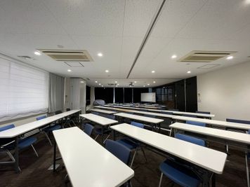 会社説明会等使用例（机斜め設置例） - 平成エンタープライズ　HEGビル ROOM１・２・３（土日祝） の室内の写真