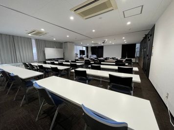 プロジェクター・スクリーン使用例（机正面設置例） - 平成エンタープライズ　HEGビル ROOM１・２・３（土日祝） の室内の写真