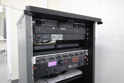 常設★音響システム
※映像再生機器（DVD・Blu-ray）完備！映像鑑賞が可能です！ - 銀座ユニーク貸会議室5丁目店 G401 カンファレンスルームの設備の写真